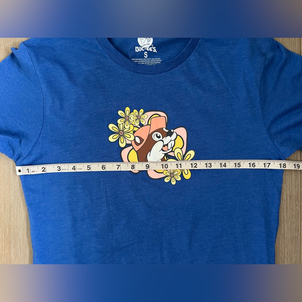 BUC-EES Just a Girl Who Loves Buc-ee’s Retro Graphic Shirt EUC - Picture 4 of 6